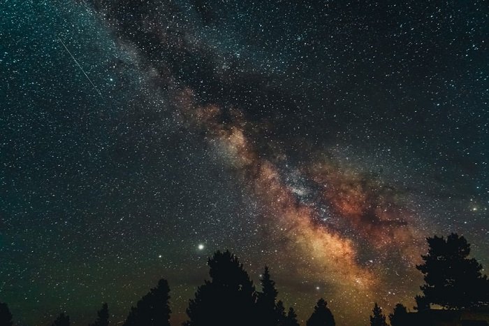 изображение галактики ночью с использованием узкополосного фильтра для астрофотографии