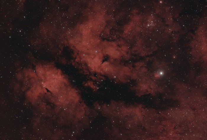 изображение галактики ночью с использованием линейного фильтра для астрофотографии