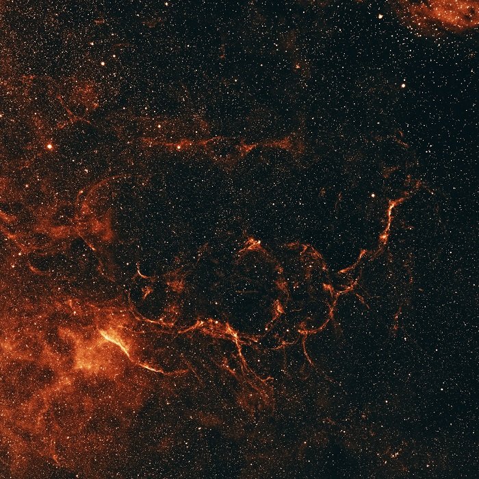 изображение ночного неба с оранжевыми туманностями