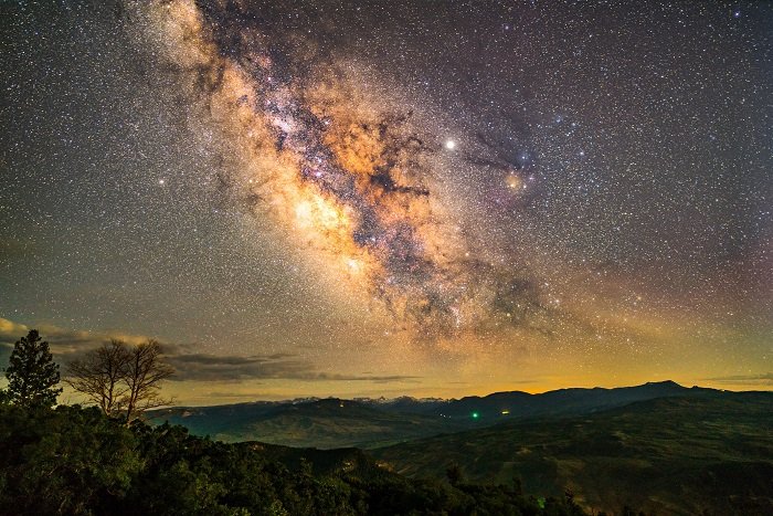 красочное изображение галактики над пейзажем с использованием диффузного фильтра