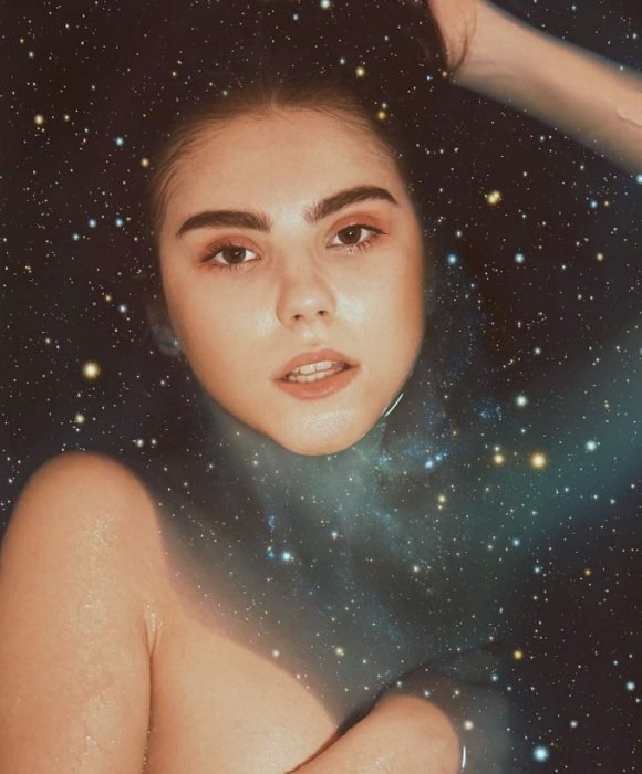 Составное изображение женщины, принимающей ванну в космосе