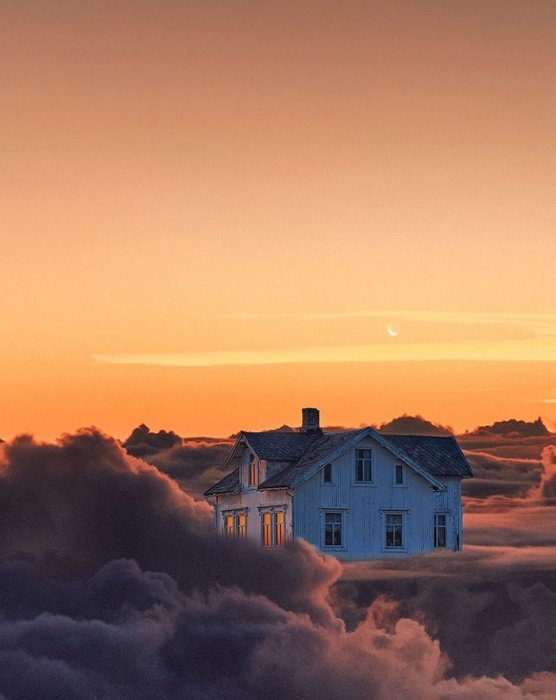 составное изображение дома на вершине облаков с ярким оранжевым небом на заднем плане