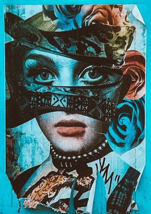 Цифровой коллаж с синим оттенком с различными искаженными элементами, блокирующими лицо женщины