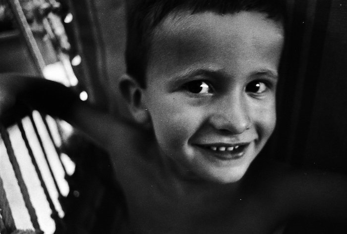 Зернистое изображение ребенка в черно-белом цвете