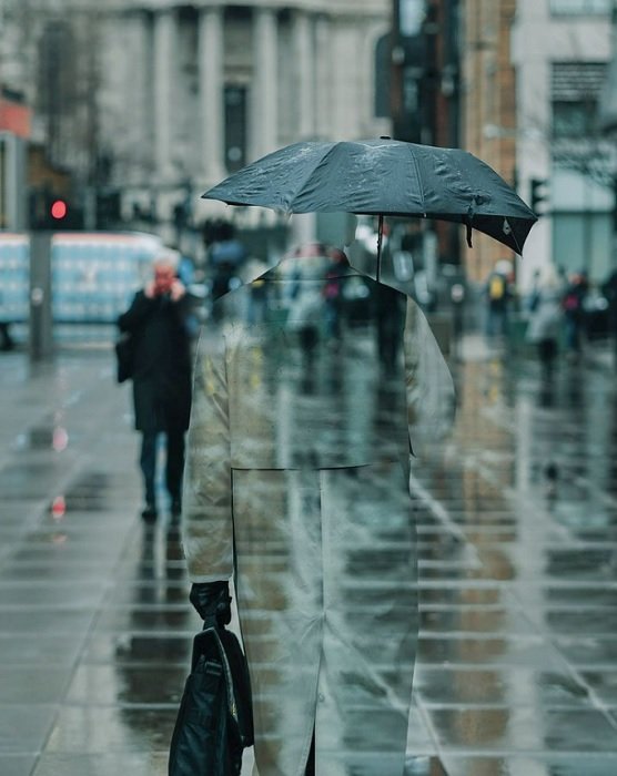 Фотоманипуляция Идея невидимого человека, идущего с зонтом