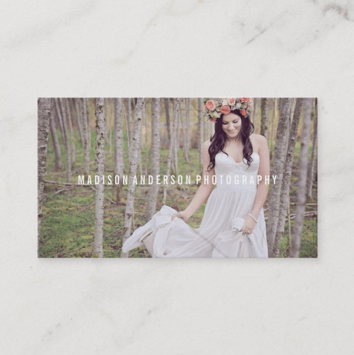 дизайн фотовизиток, где невеста держит свое платье в лесу
