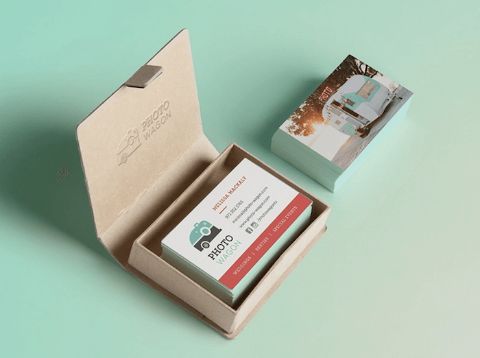 фотографии дизайнов визиток, где есть набор внутри картонной коробки и набор визиток снаружи