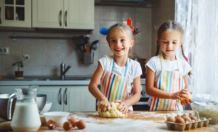 Идеи сестринской фотосессии: Две девушки готовят на кухне