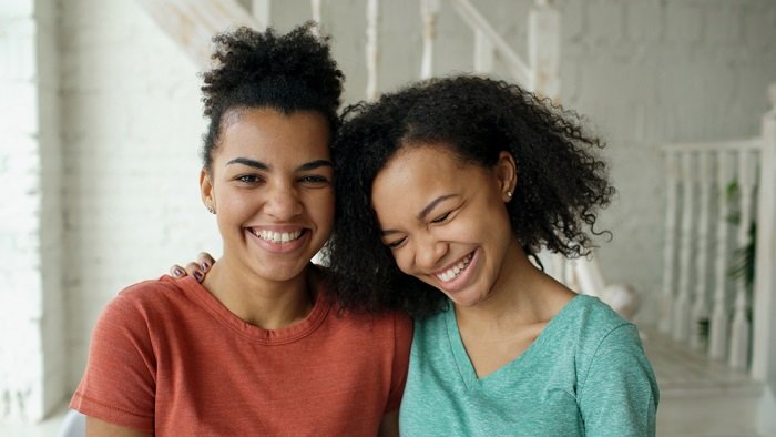 Идеи фотосессии сестер: Two Women Laughing Together