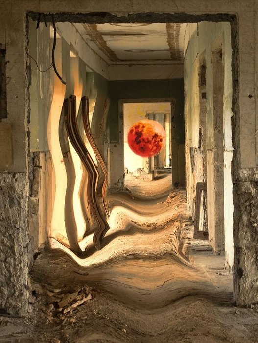 Сюрреалистическая идея фотографии красной луны в разрушающемся здании