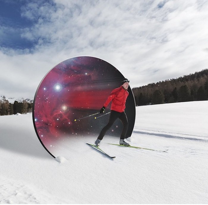 Пример сюрреалистической фотографии лыжника, проходящего через космический портал