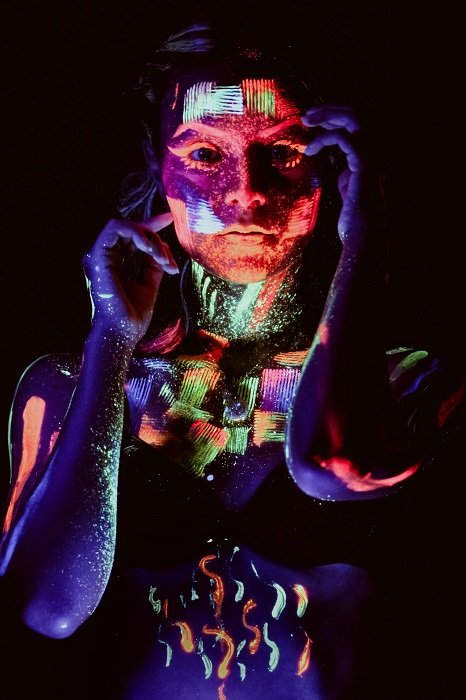 blacklight фотография женщины, покрытой краской, как пример сюрреалистической фотографии