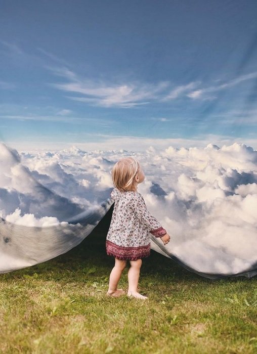 Пример сюрреалистической фотографии молодой девушки, поднимающей облачный занавес