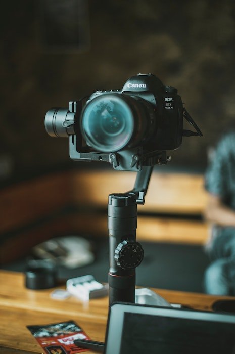 Фотоаппарат Canon и объектив с защитным фильтром от ультрафиолета на штативе
