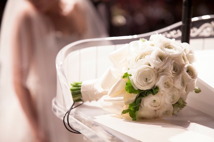 Фотография свадебного букета из белых роз