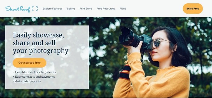 Скриншот конструктора сайтов для фотографов Shootproof с девушкой, использующей зеркальный фотоаппарат