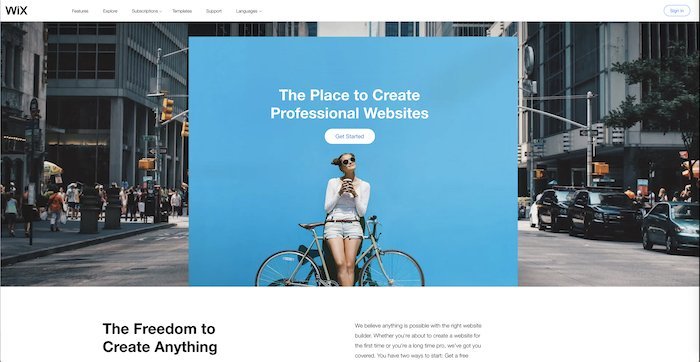 Скриншот домашней страницы wix конструктора сайтов с женщиной и велосипедом