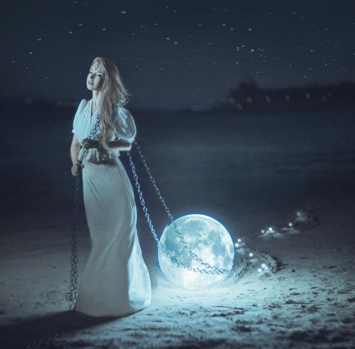 Сюрреалистическая картина женщины в белом платье, волочащей за собой луну