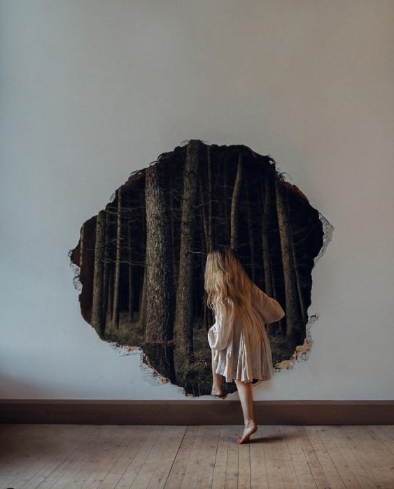 Женщина, идущая через дыру в стене в темный лес как идея для сказочной фотографии
