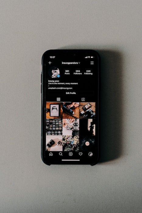 Смартфон, показывающий биографию и фотогалерею Instagram