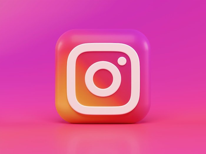 Логотип Instagram на розовом фоне