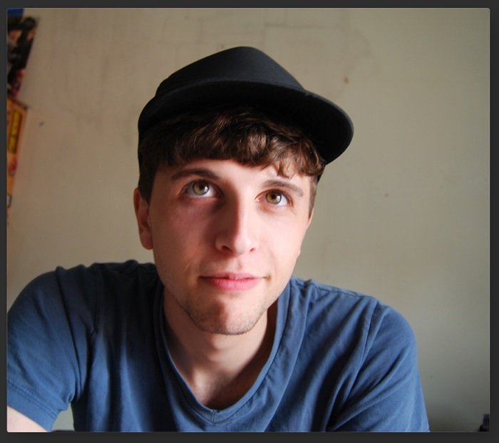 Портрет молодого человека в кепке, отредактированный в Luminar AI