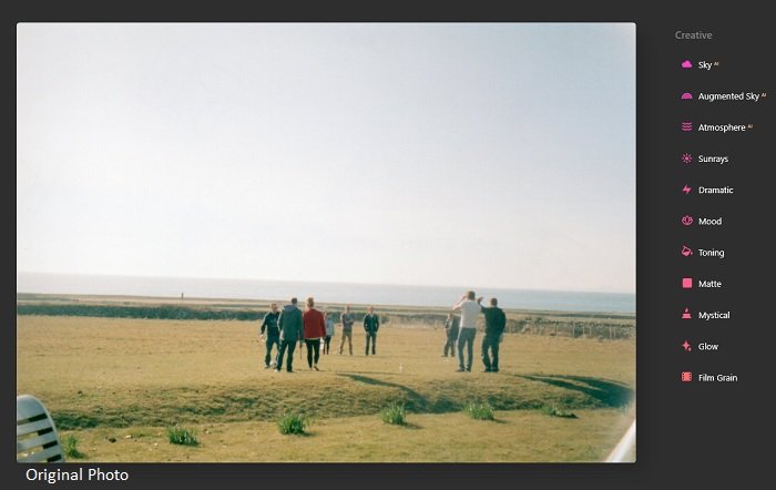 Группа людей играет в шары на поле у моря