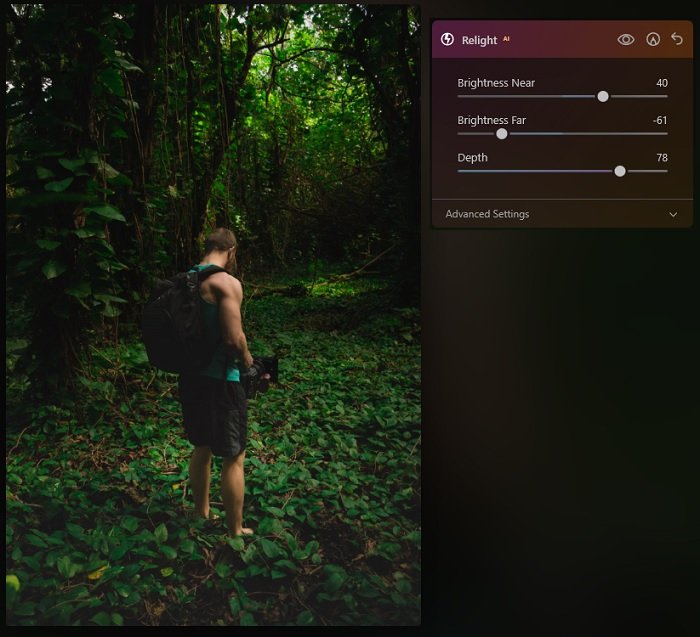 Человек с камерой в джунглях после использования подсветки AI в luminar neo