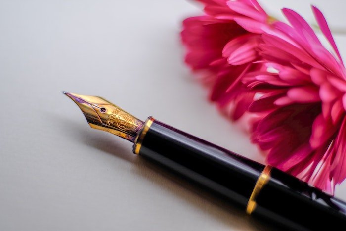 Старомодная чернильная ручка с розовым цветком