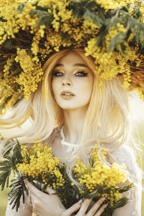 Портрет женщины с головным убором из желтых цветов
