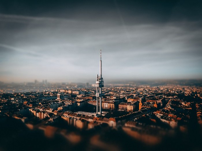 Башня на фотографии городского пейзажа с малой глубиной резкости