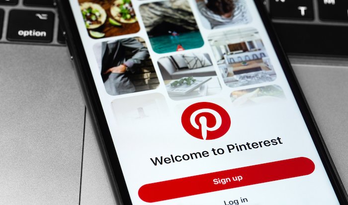 Приложение Pinterest и изображения на экране смартфона
