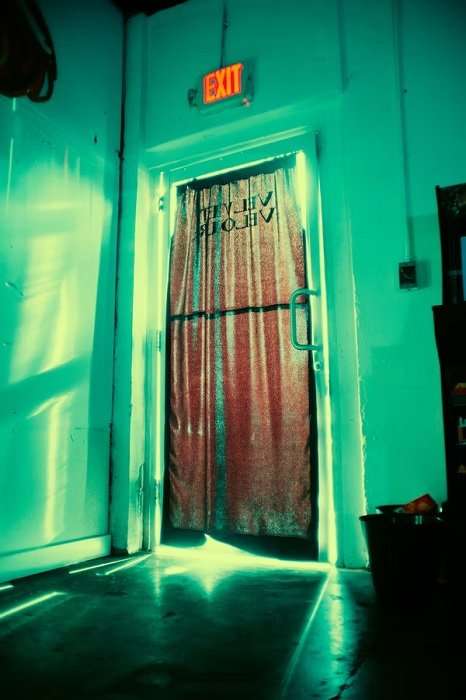 эстетическая фотография неонового освещения дверного проема