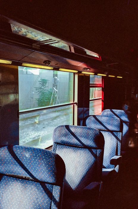Кинофотография синих сидений поезда как пример ритма в эстетической фотографии