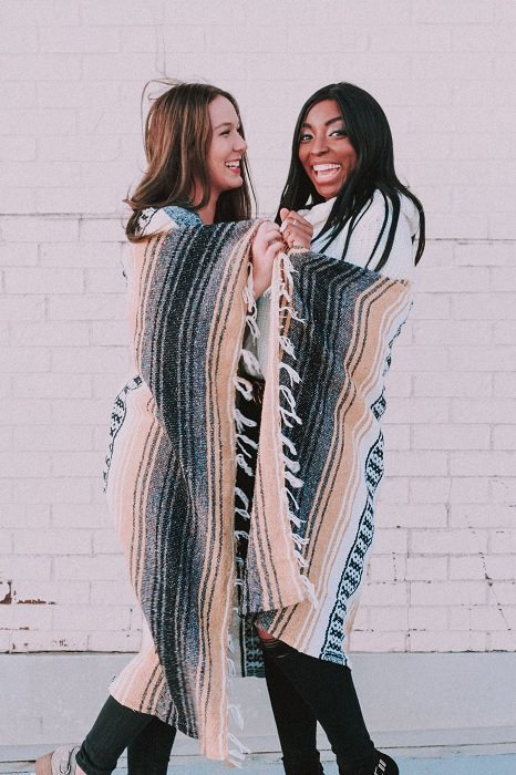 Две женщины, завернутые в одеяло для фотосессии лучшего друга