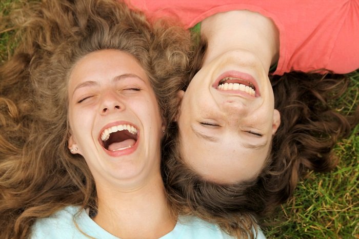 Фотосессия лучшей подруги идея накладного портрета двух женщин на траве