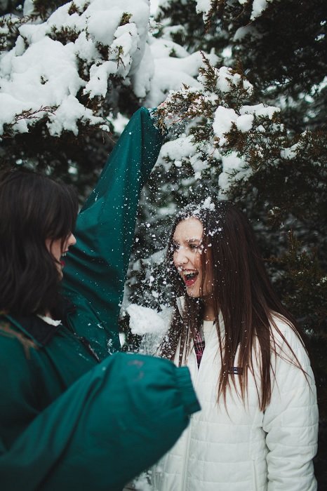 Две девочки играют в снегу