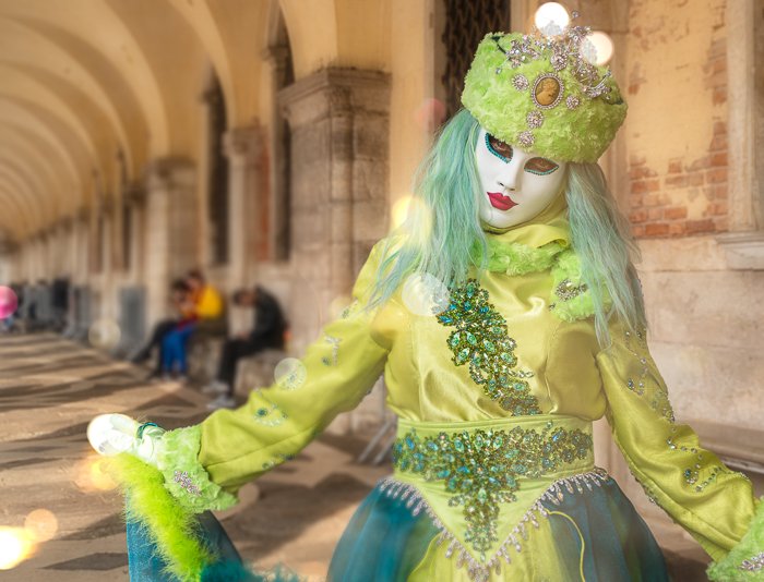 Финальное изображение модели в маске Венеции с размытым фоном