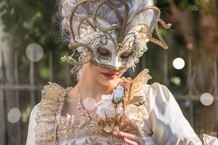 Венецианская модель в маске с мечтательным фальшивым боке