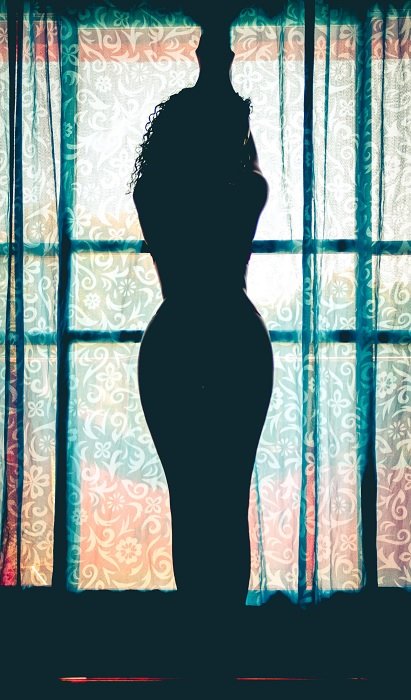 Женщина, стоящая перед окном, как пример будуарной позы