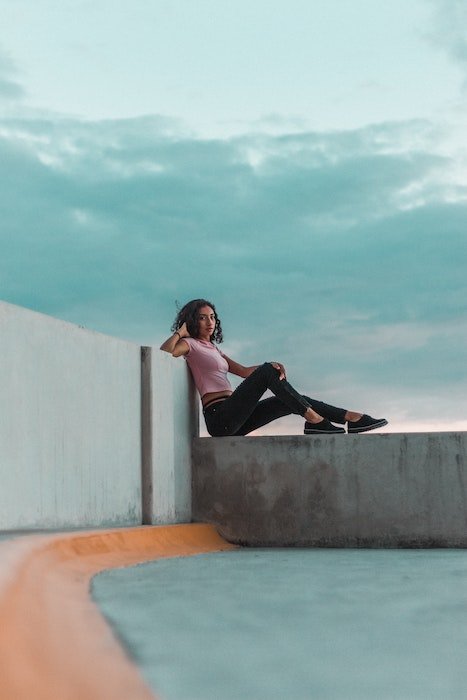 Женщина, лежащая на бетонной плите, как идея для позы модели