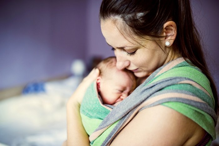 Мать прижимает ребенка к груди как идея фото новорожденного