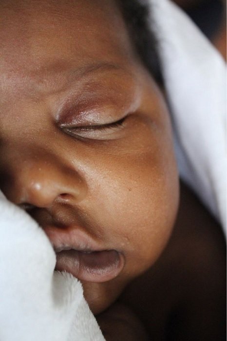 Крупный план лица спящего ребенка для идеи фото новорожденного