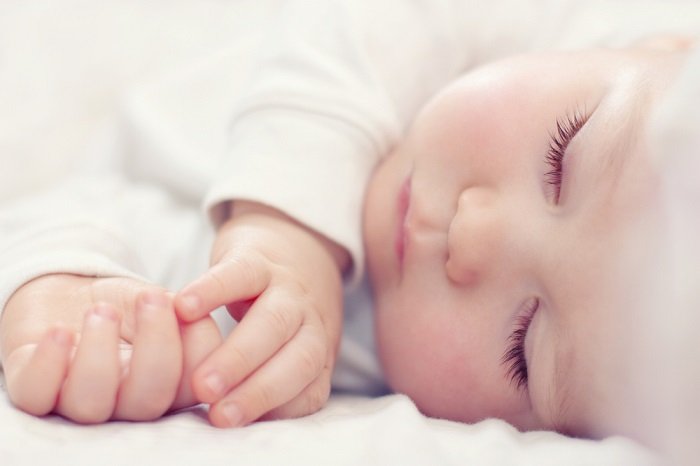 Крупный план спящего новорожденного ребенка