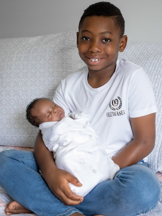 Идея фото новорожденного мальчика, держащего на руках новорожденного ребенка