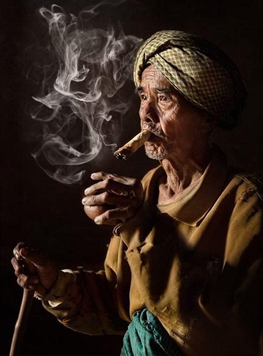 портрет старика, курящего трубку