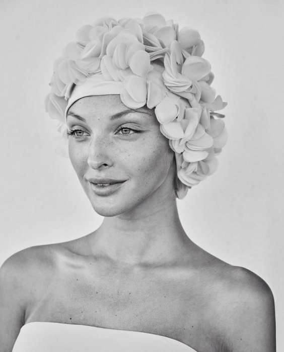 портрет женщины в цветочной купальной шапочке