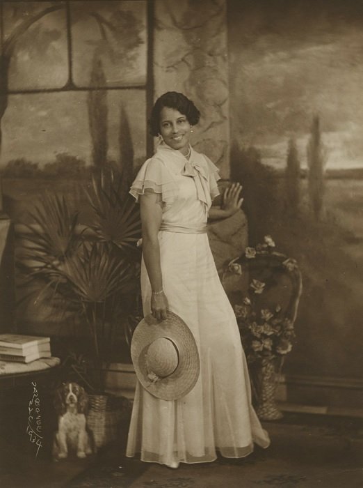 черно-белая фотография дамы в соломенной шляпе