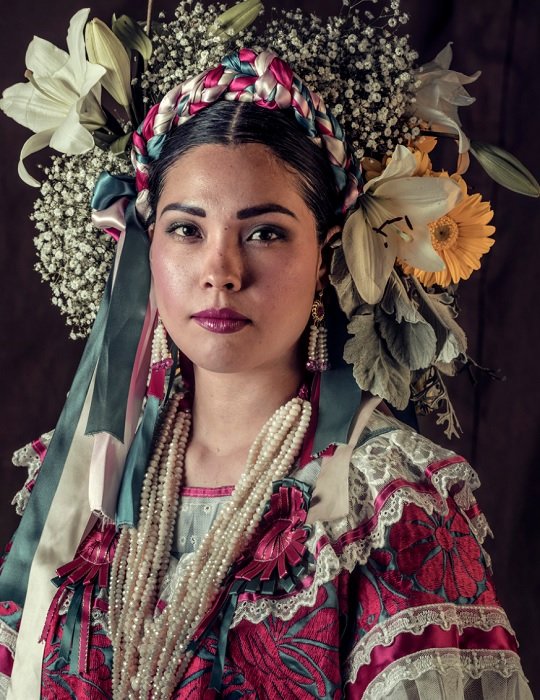 портрет девушки в традиционном мексиканском платье
