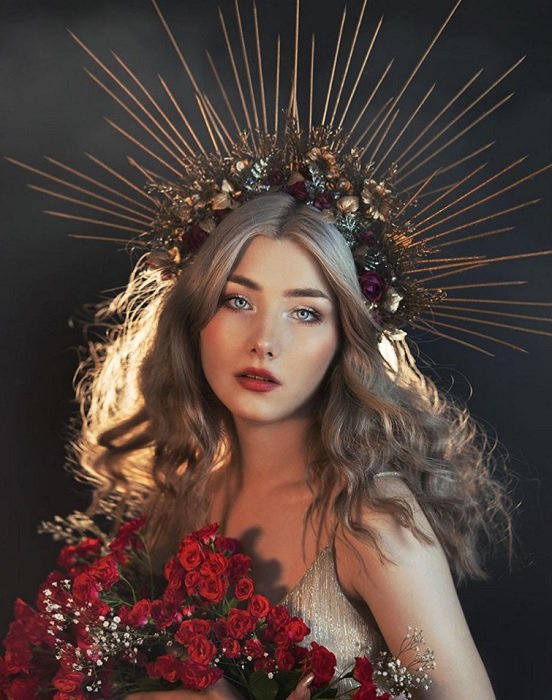 портрет женщины с шипастой короной, держащей цветы